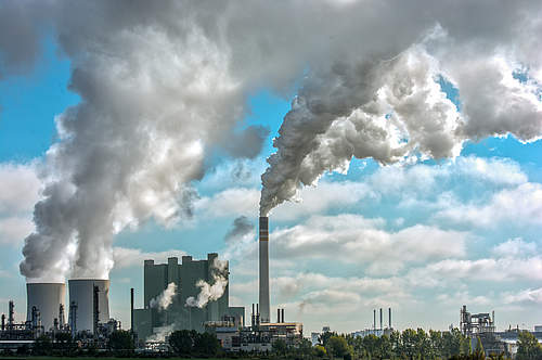 Verschmutzung der Luft durch klassischen Smog im Industriegebiet